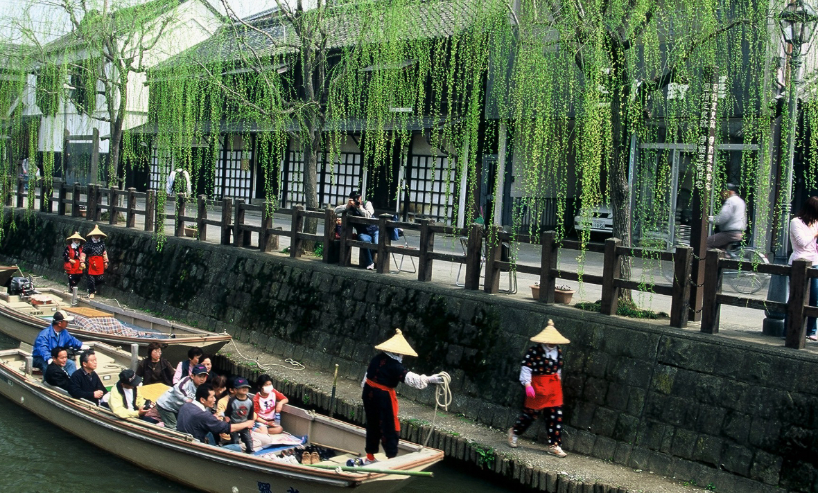 Pleasure boat around the canal